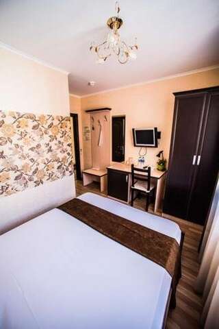 Гостиница Арт Отель Краснодар Стандартный двухместный номер с 1 кроватью или 2 отдельными кроватями-4