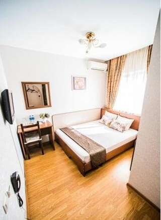 Гостиница Арт Отель Краснодар Стандартный двухместный номер с 1 кроватью или 2 отдельными кроватями-8