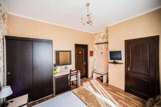 Гостиница Арт Отель Краснодар Улучшенный двухместный номер с 1 кроватью или 2 отдельными кроватями-11